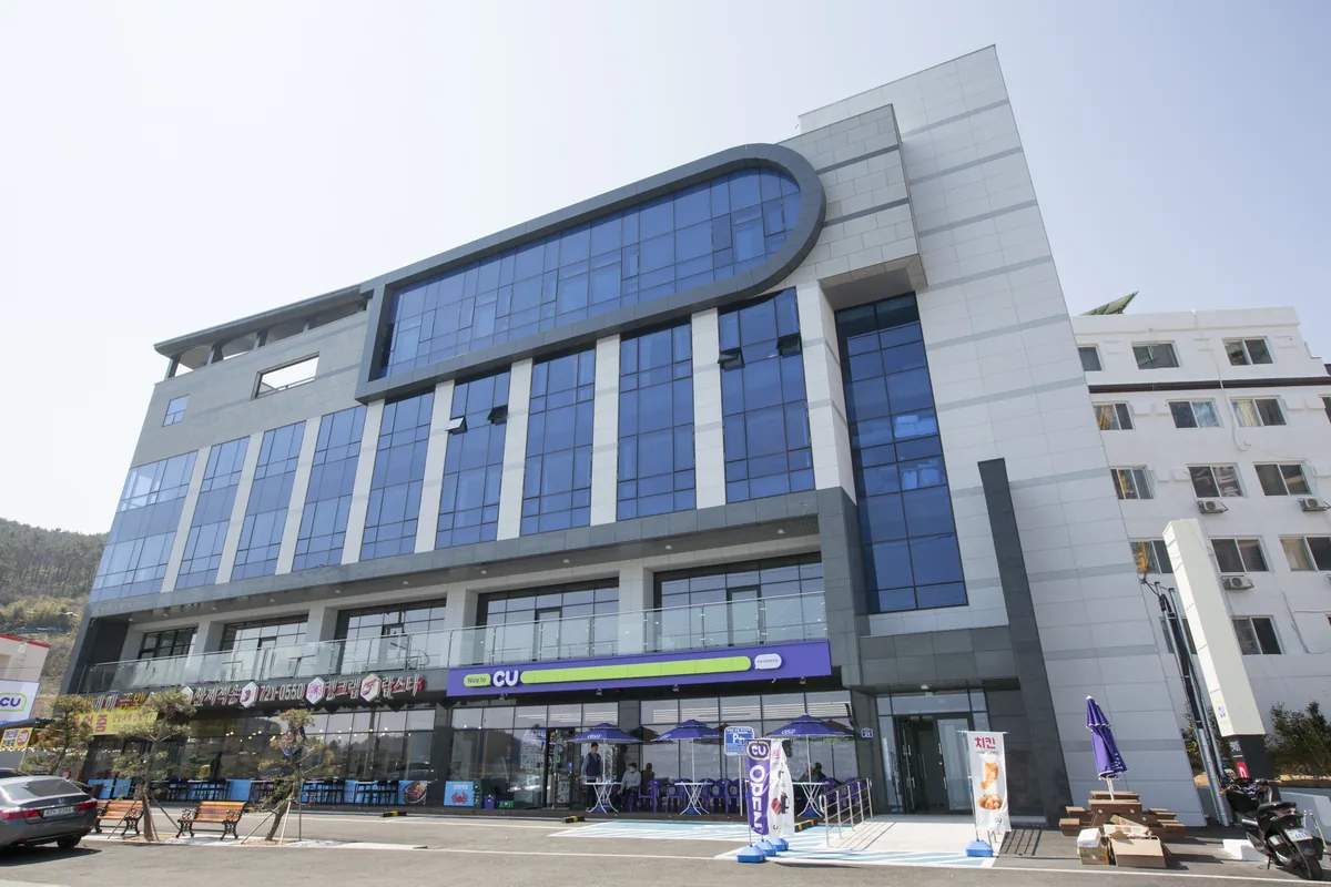 빌라드연화 건물 외관 — 1층 편의점, 3·4층 객실